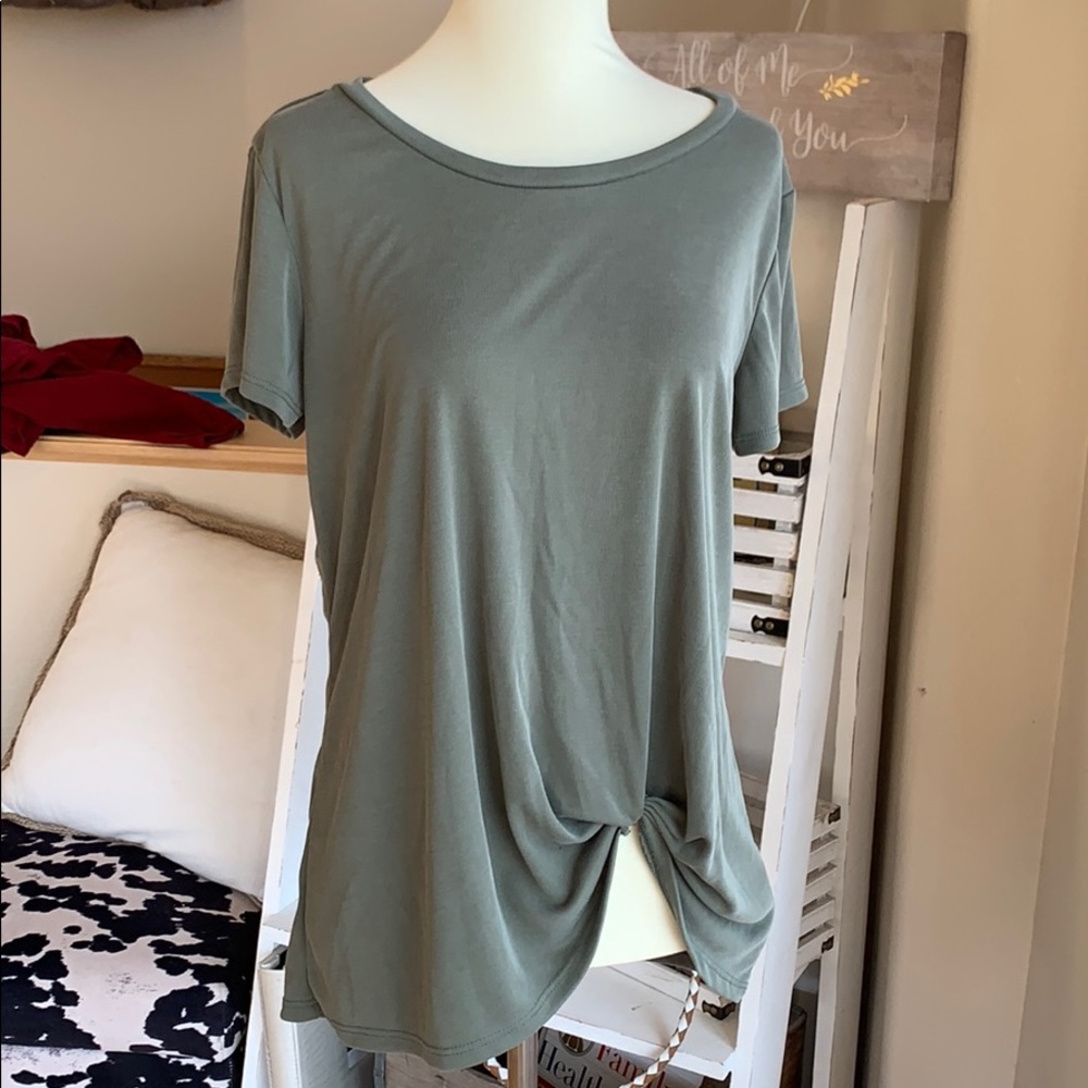 Women’s knot tee